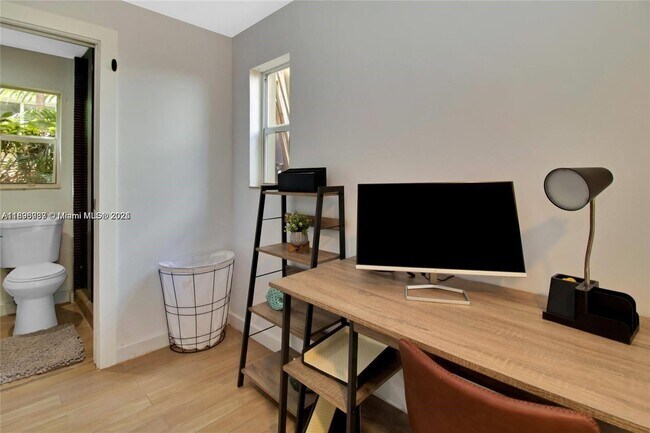 Building Photo - 833 W 39th St