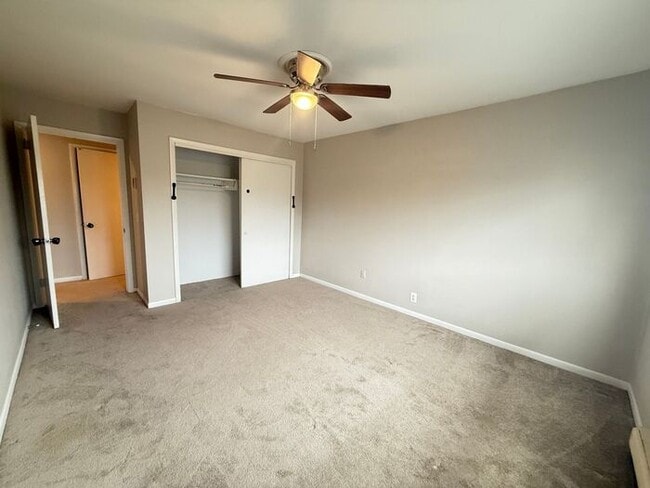 Building Photo - Remodeled 1 Bedroom Apartment!!! Walk to t...