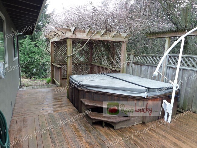 Building Photo - RARE FIND! Adorable 3-Bedroom Mid-Century Home in Great Des Moines Location!!