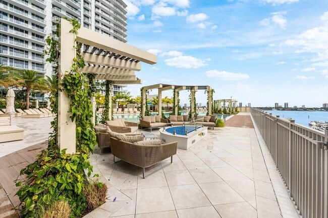 Building Photo - 220 Lake Shore Dr