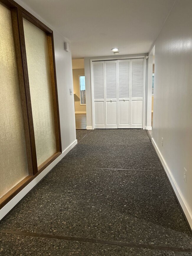 Building Photo - Houk Duplex