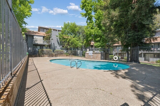 Building Photo - 3180 Country Club Dr