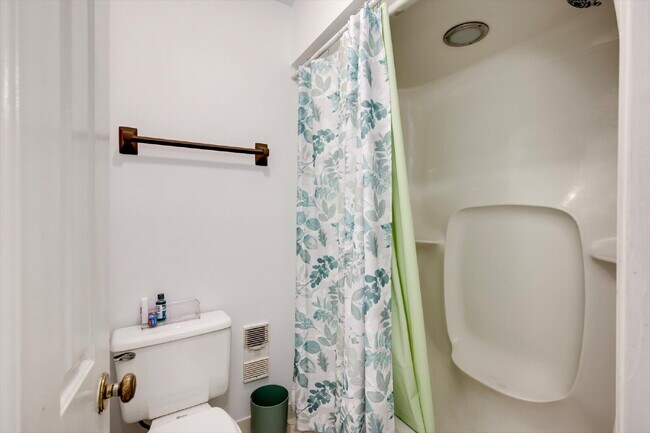 Building Photo - Fully Furnished Home