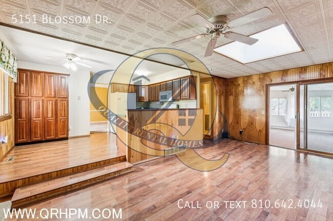 Building Photo - 5151 Blossom Dr