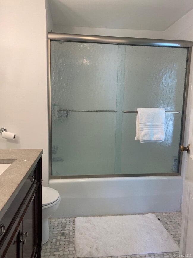 Building Photo - 329 Centre Island Rd