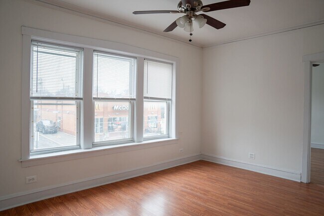 Building Photo - Albany Park - 1 Bed / 1 Bath - Dog Friendly