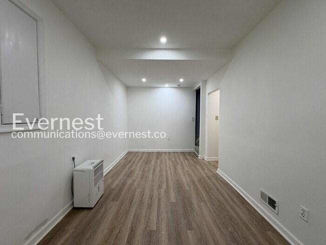Building Photo - PROMO: Get $500 Off First Full Month’s Rent!/Spacious Town Home with Modern Amenities / 3 Beds & ...