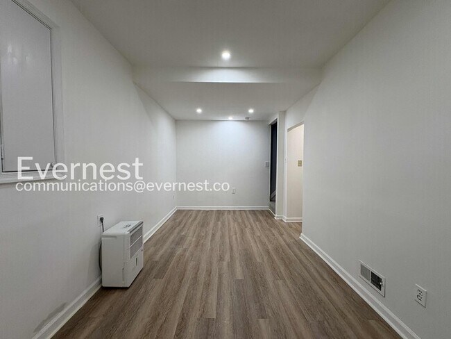 Building Photo - Spacious Town Home with Modern Amenities / 3 Beds & 2.5 Bath / Available Now!