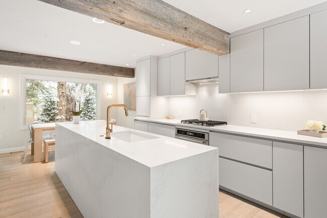 Building Photo - 814 W Bleeker St