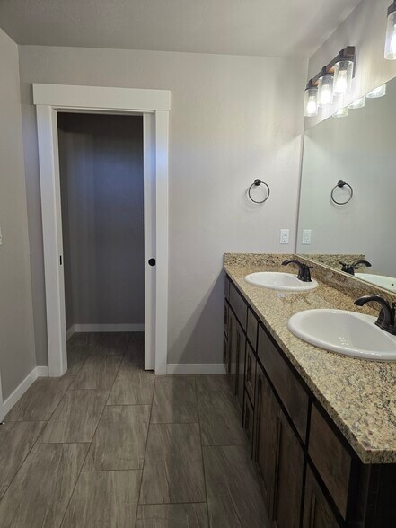 Master bathroom - 983 Stonewater Dr