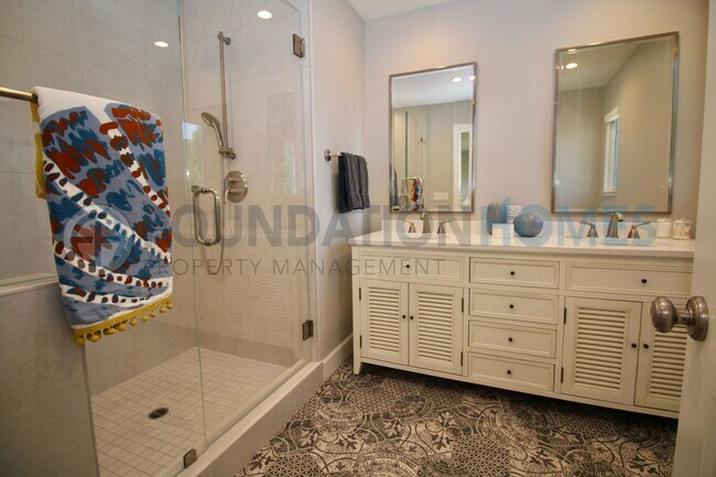 Building Photo - Fully Furnished 5BD/2.5BA Hillside View Home-FOUNDATION