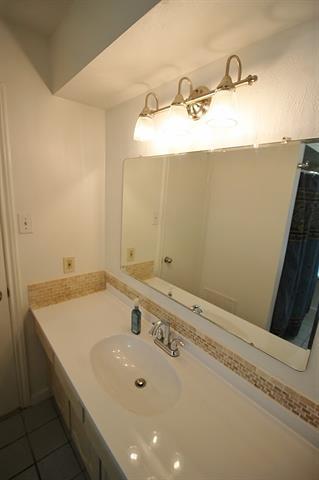 Building Photo - 6014 Lakeshore Dr