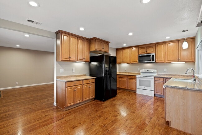 Building Photo - 2695 Lyon Cir