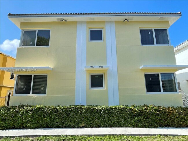 Building Photo - 955 Bay Dr