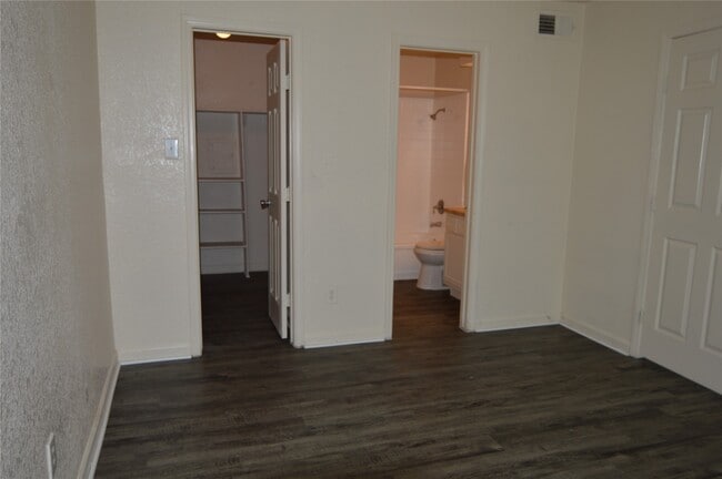 Building Photo - 8100 Creekbend Dr