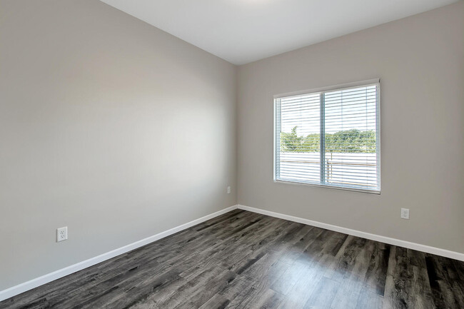Building Photo - 1341 Azena St