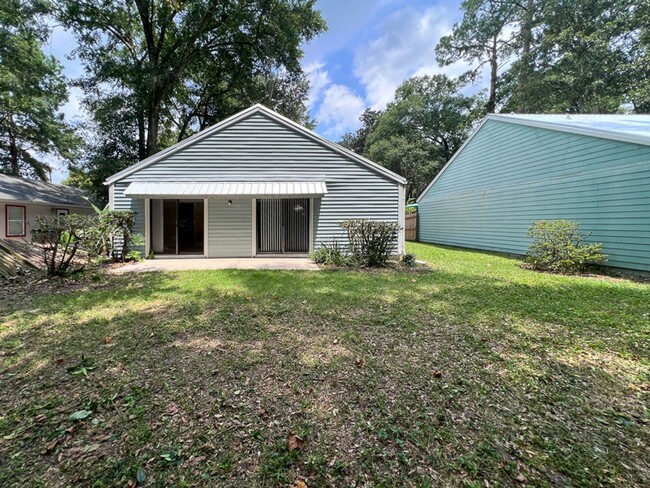 Building Photo - 2/1.5 Pet Friendly House With Fenced Yard ...