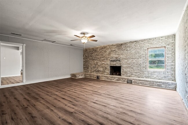 Building Photo - 810 S Western Hls Dr