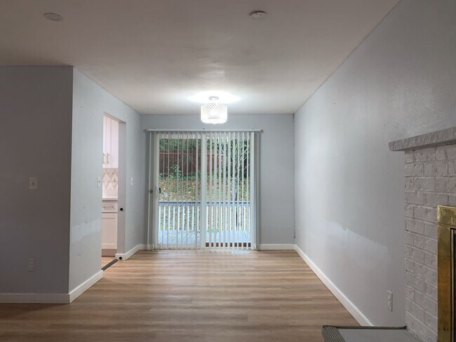 Building Photo - Spacious 3 Bed 2.5 bath Kent Split-Level home