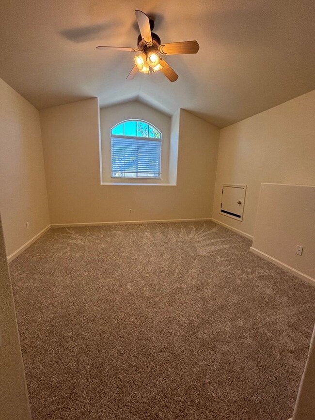Building Photo - 4 bedroom 2.5 Bathroom Skyhawk Single Fami...