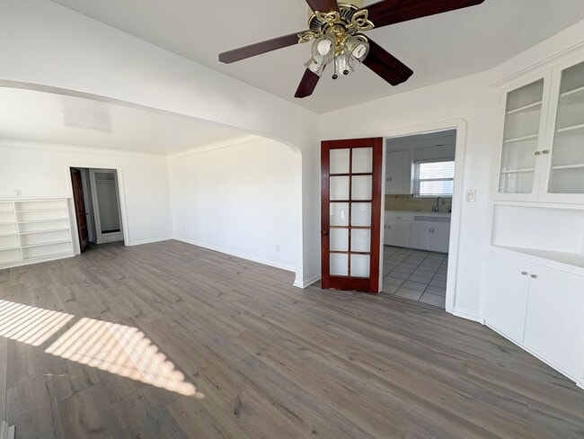 Building Photo - Charming Home