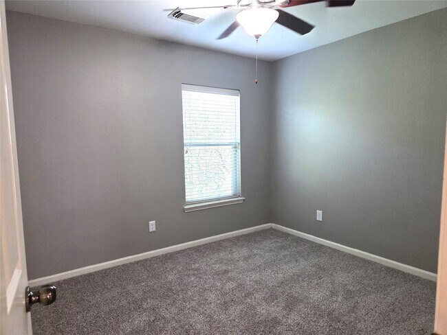 Building Photo - 18011 Featherfield Ln