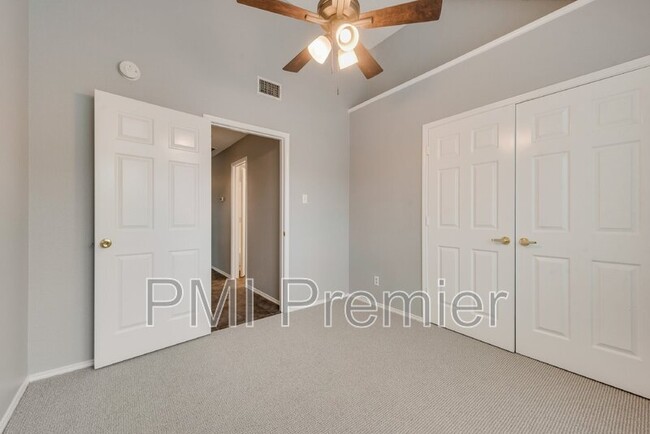 Building Photo - 1220 Royal Crescent Dr