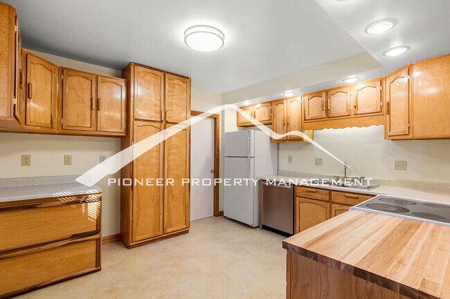 Building Photo - Charming 2 Bedroom Single Family Home