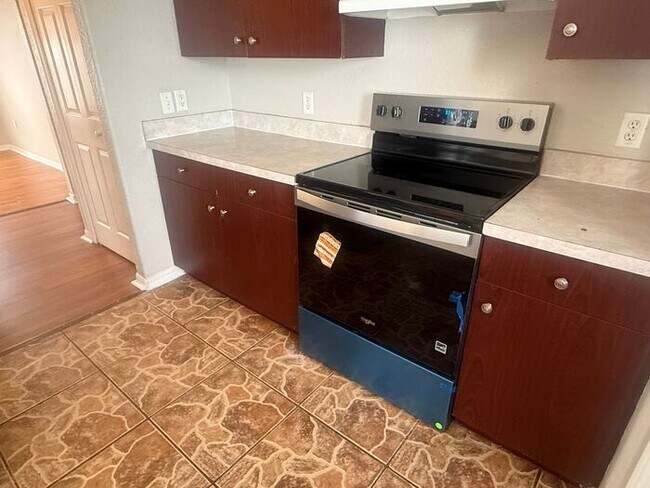 Building Photo - LARGE Single family home in Poinciana