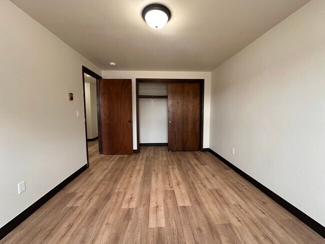 Building Photo - Noble Estates ||