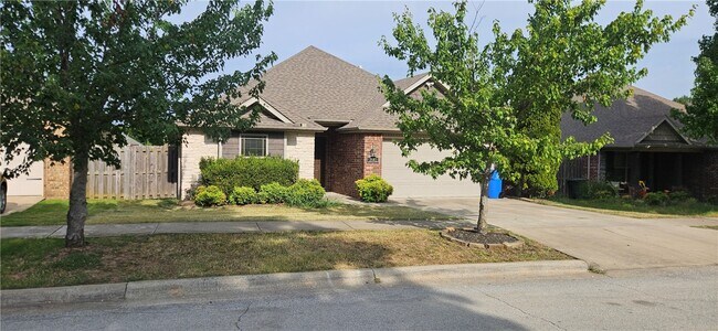 Building Photo - 2641 N Villa Blvd