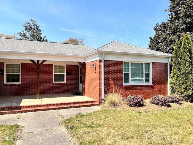 Building Photo - 807 N Ellis Ave