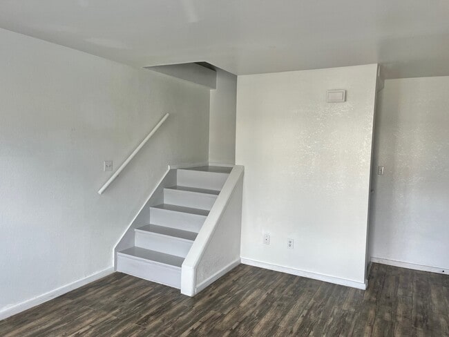 Building Photo - Pheasant Glen Town House #12