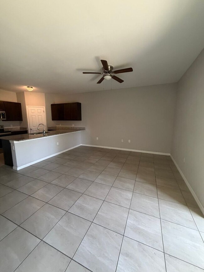 Building Photo - 523 NE 24th Ave