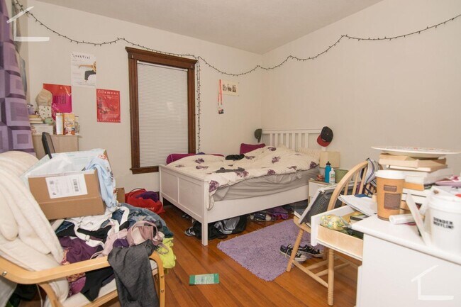 Building Photo - 9/1 Spacious 3BR near Oak Sq/Brighton Cent...