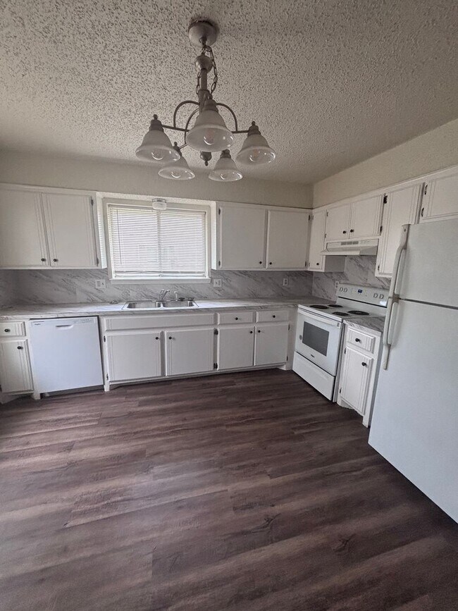 Building Photo - Spacious duplex in Noble, OK