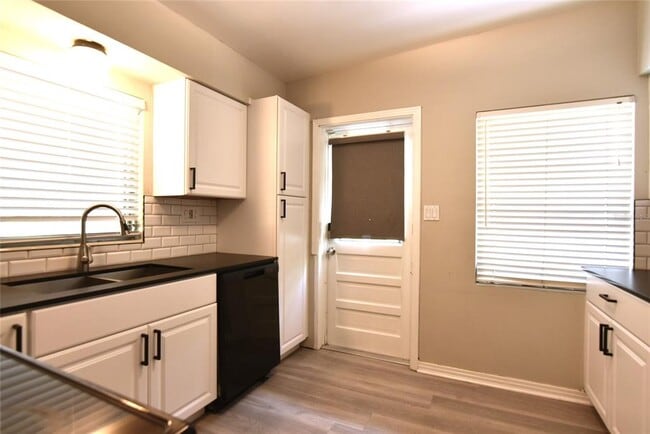 Building Photo - 1501 Vantage Dr