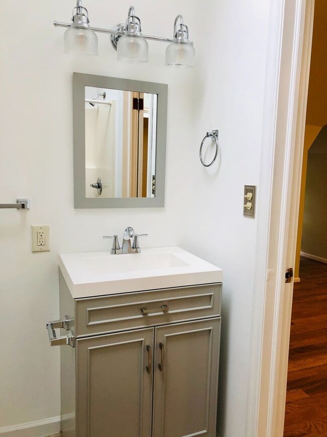 Building Photo - Plum Street-3 bedroom/2 bath home with large rocking chair front porch!