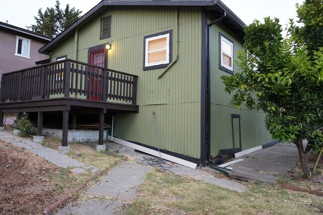Building Photo - Spacious 3 bedroom, 1 bathroom renovated home