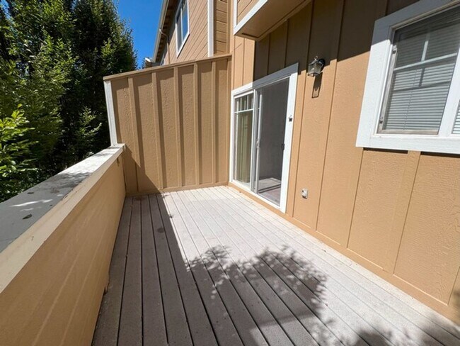 Building Photo - North Reno/UNR: Two Bedroom Townhome