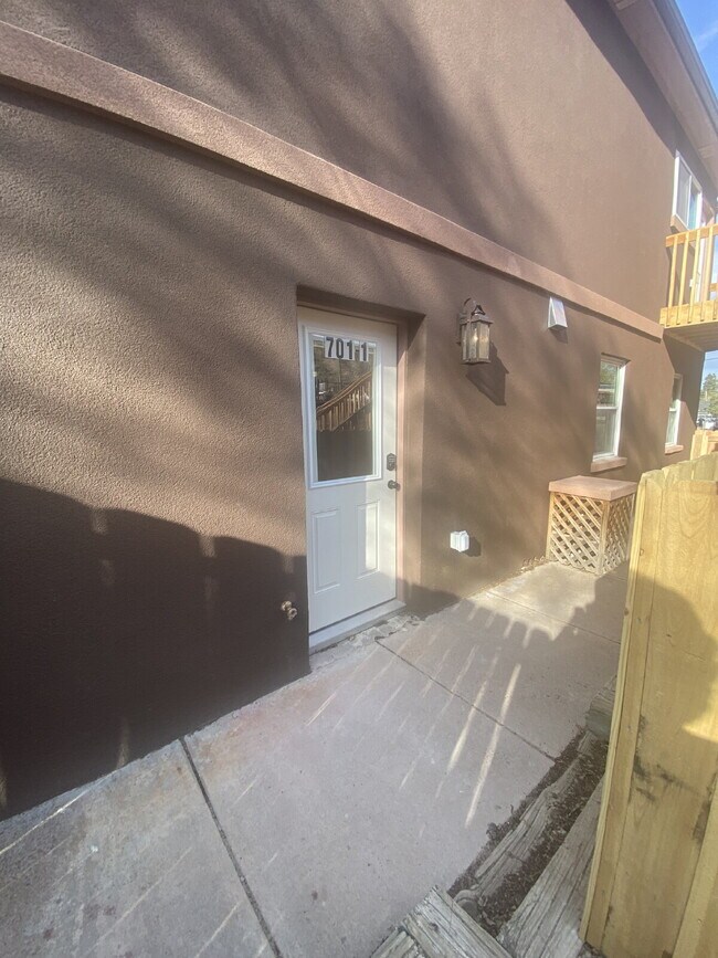 Building Photo - 2 bedroom duplex - Ground level - Prospect