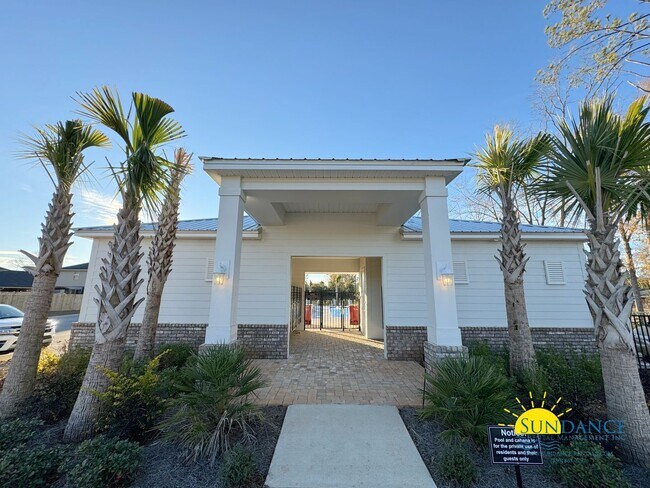 Building Photo - Modern 3 Bedroom Home with Community pool!