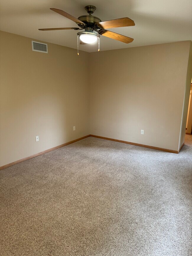 Building Photo - 506 Traveler Ln