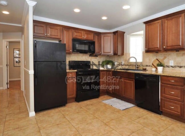 Building Photo - 174 Claybourne Ave S