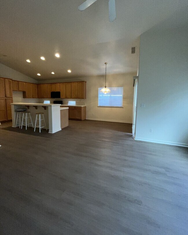 Building Photo - Very Nice 4 Bedroom Home