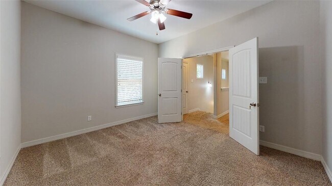 Building Photo - 302 Gilchrist Ave