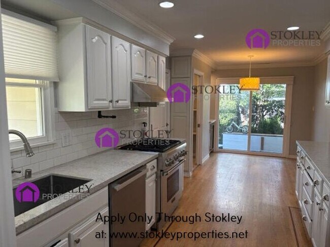 Building Photo - 231 Ivy Dr