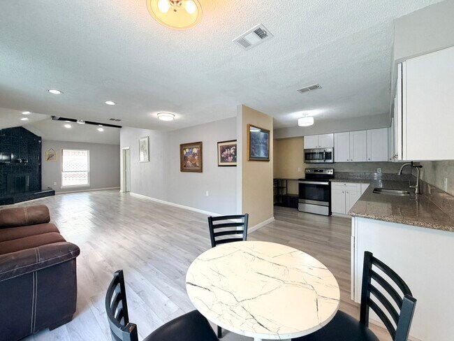 Building Photo - 6506 Briar Glade Dr