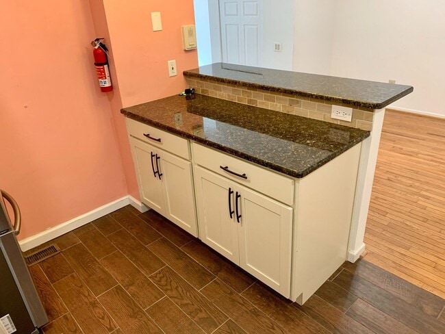 Building Photo - Gorgeous 2-Bedroom Townhome Near the Art Museum! One-Car Garage Included!