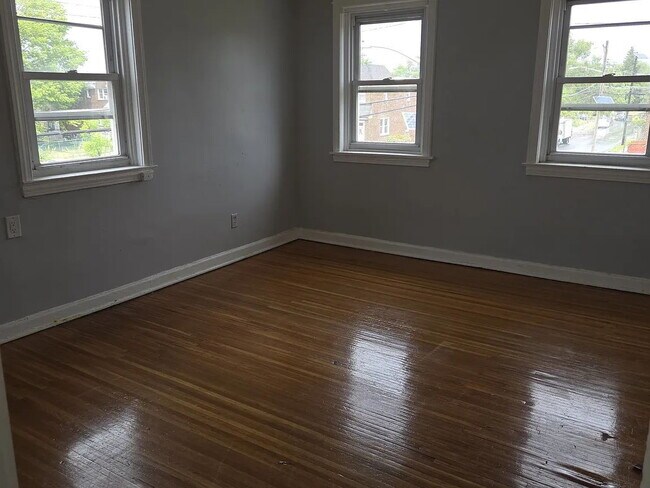 Building Photo - House for rent 4 bedroom and 2 complete bathroom, finished basement with kitchen, bathroom, parki...